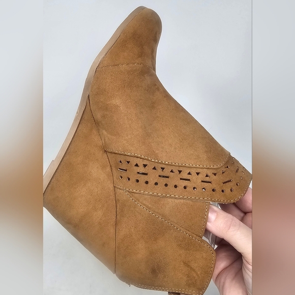 Maurices Women's Daisey Perforated Wedge Ankle Zip Bootie Tan Faux Suede Size 11 - Picture 7 of 14